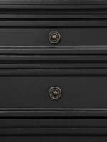 Gros plan sur les tiroirs de la table de chevet TOCO Meubles Margaux en bois noir effet usé avec boutons bronze