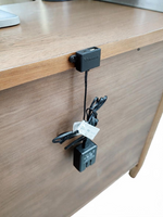 Détail du port de recharge USB intégré à la table de chevet Noria de TOCO Meubles en bois brun