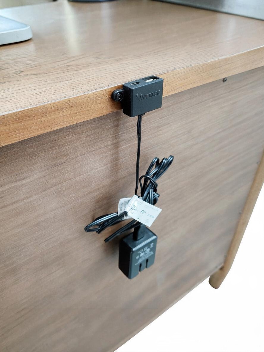 Détail du port de recharge USB intégré à la table de chevet Noria de TOCO Meubles en bois brun