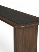 Table console TOCO Meubles Donta en bois brun chaud avec plateau supérieur noir, vue rapprochée élégante