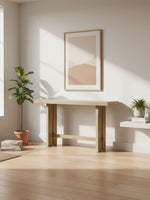 Table console Kyo en bois clair minimaliste dans un salon lumineux par TOCO Meubles avec plante et cadre mural