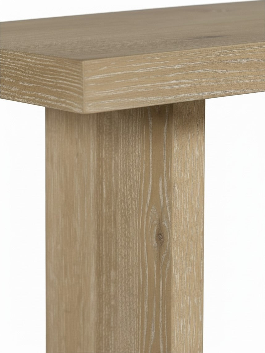 Gros plan sur le pied et le plateau en bois clair texturé de la table console Kyo par TOCO Meubles