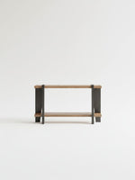 Table console Zenko par TOCO Meubles avec plateau en bois naturel et structure en métal noir minimaliste