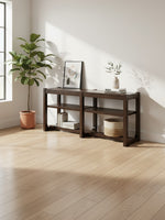 Table console Becki par TOCO Meubles en bois brun foncé avec étagères ouvertes dans un salon lumineux