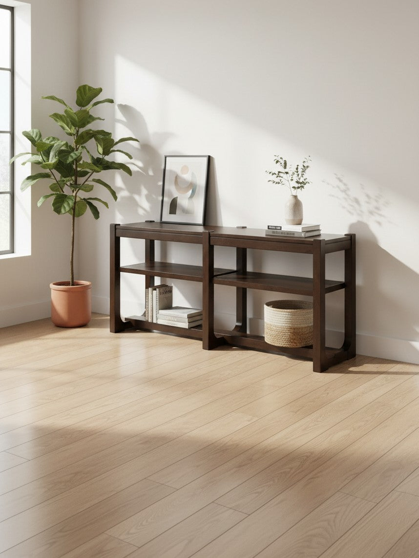 Table console Becki par TOCO Meubles en bois brun foncé avec étagères ouvertes dans un salon lumineux