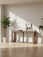 Table console TOCO Meubles Carito en bois gris au design minimaliste dans un salon lumineux avec plante verte
