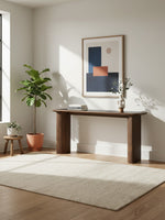 Table console Donta TOCO Meubles en bois brun chaud avec pieds cylindriques massifs dans un salon moderne