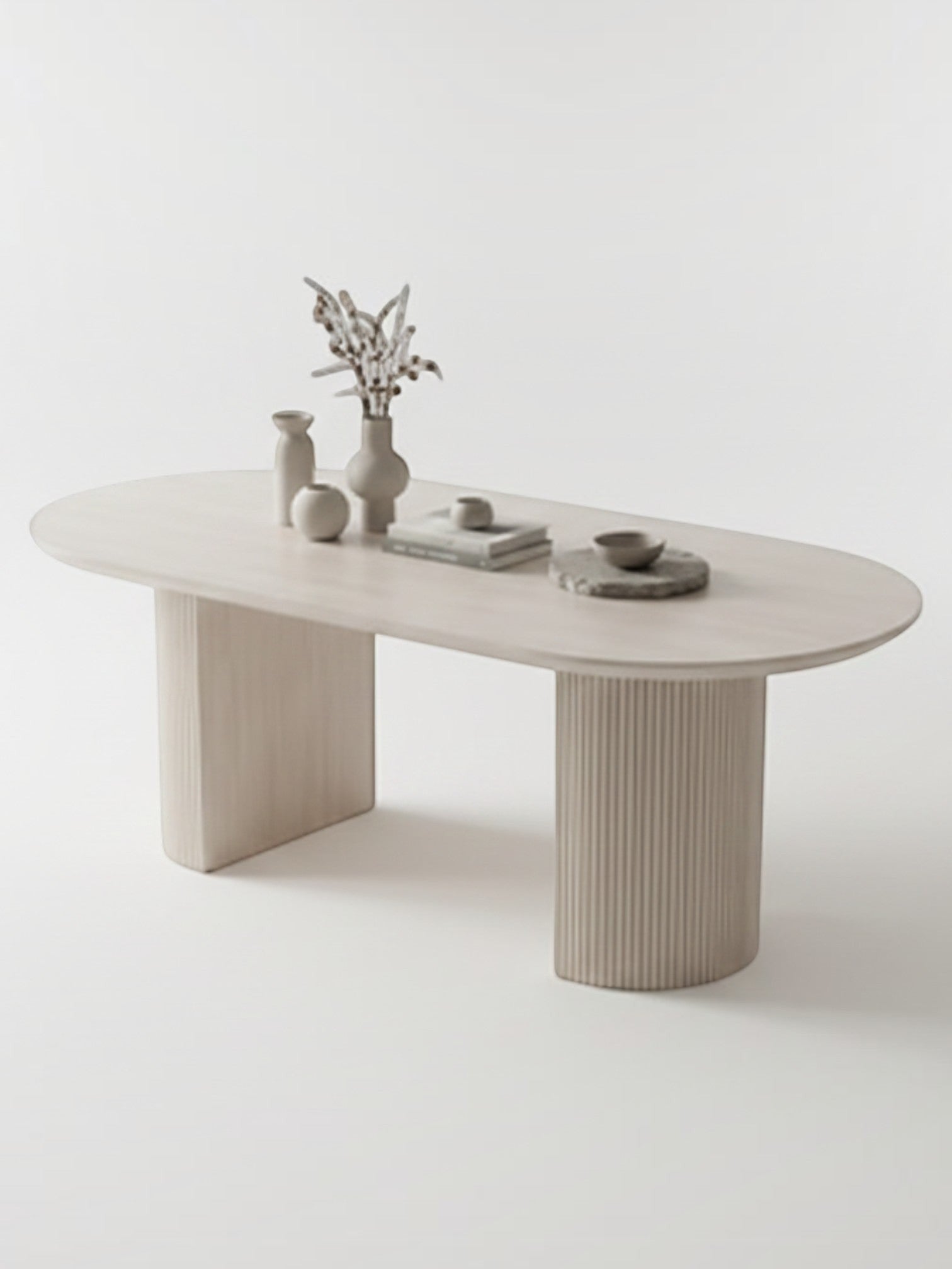 Table de cuisine ovale TOCO Meubles en bois clair avec pieds cannelés et décoration minimaliste sur fond blanc