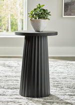 Table d'appoint Ada TOCO Meubles en bois noir avec base cannelée sculpturale et plante verte.