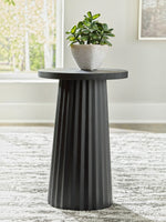 Table d'appoint Ada TOCO Meubles en bois noir avec base cannelée sculpturale et plante verte.