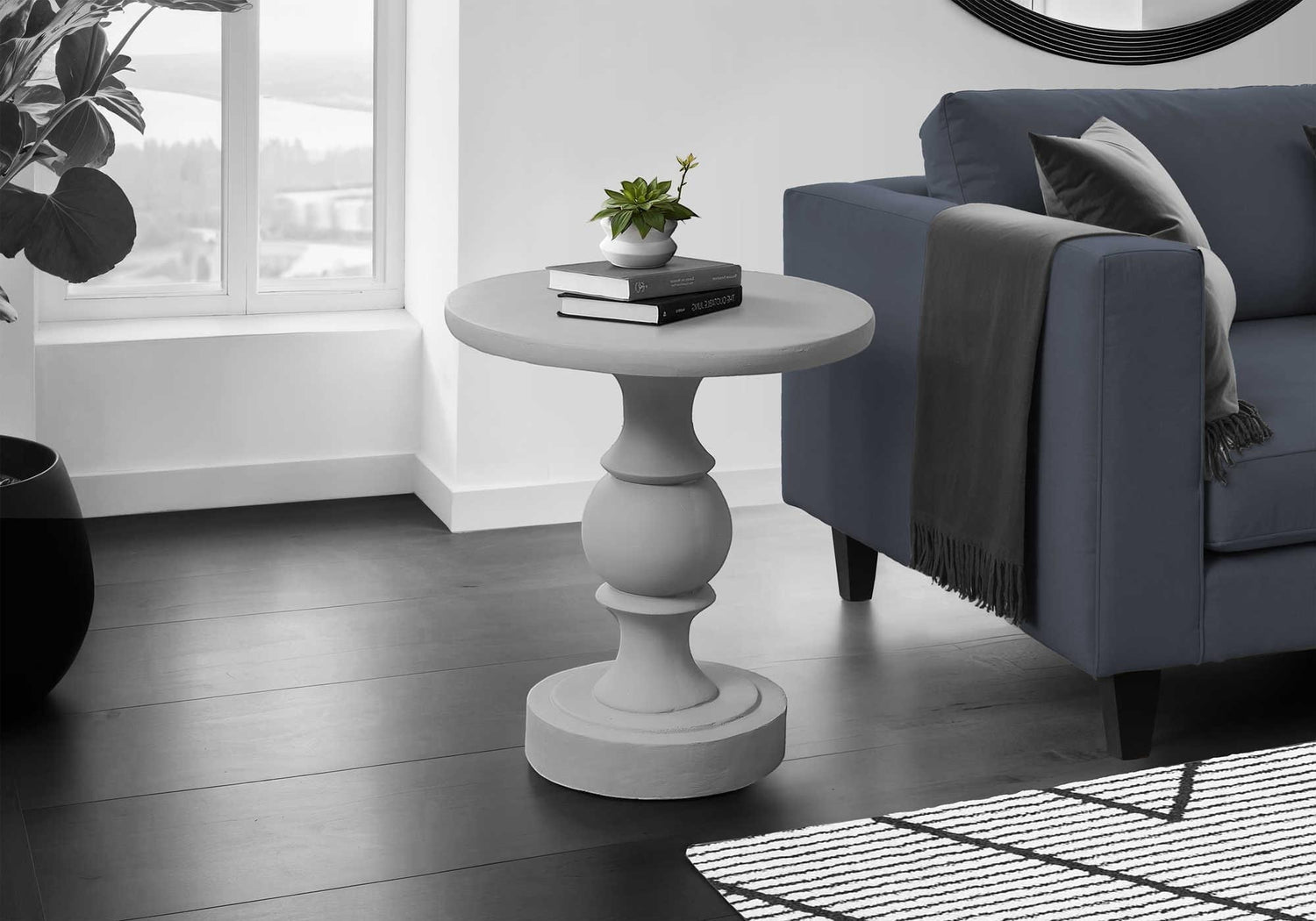 Table d'appoint Apolo grise en oxyde de magnésium, design rond et pied sculpté, par TOCO Meubles.