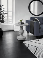 Table d'appoint Apolo grise en oxyde de magnésium, design rond et pied sculpté, par TOCO Meubles.