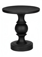 Table d'appoint Apolo noire en oxyde de magnésium, avec un design sculpté et une base ronde.
