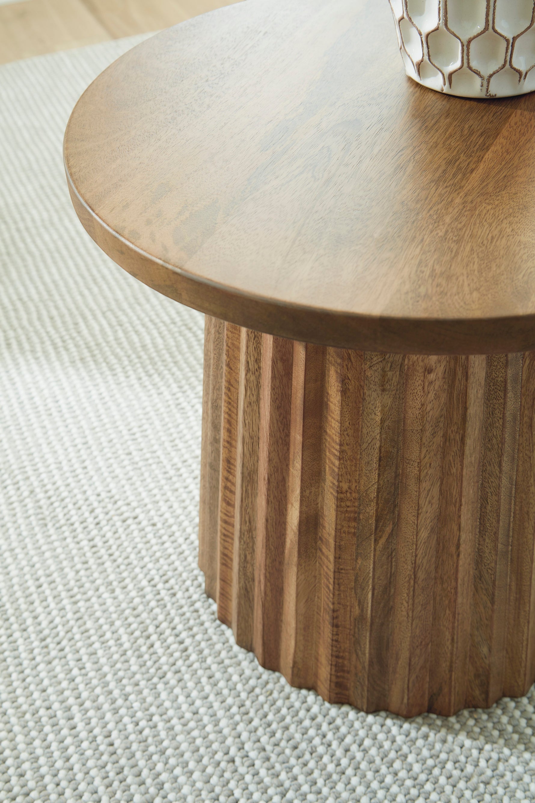 Table d'appoint ronde en bois brun de TOCO Meubles avec base cannelée sculpturale, style contemporain.