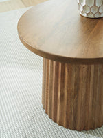 Table d'appoint ronde en bois brun de TOCO Meubles avec base cannelée sculpturale, style contemporain.