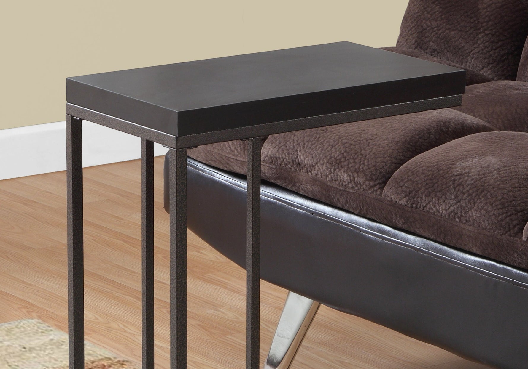 Table d'appoint TOCO Meubles Greg en métal noir et plateau brun espresso effet bois, design moderne.