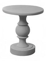 Table d'appoint ronde grise en oxyde de magnésium de TOCO Meubles, avec un pied sculpté et une base circulaire.