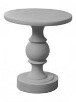 Table d'appoint ronde grise en oxyde de magnésium de TOCO Meubles, avec un pied sculpté et une base circulaire.