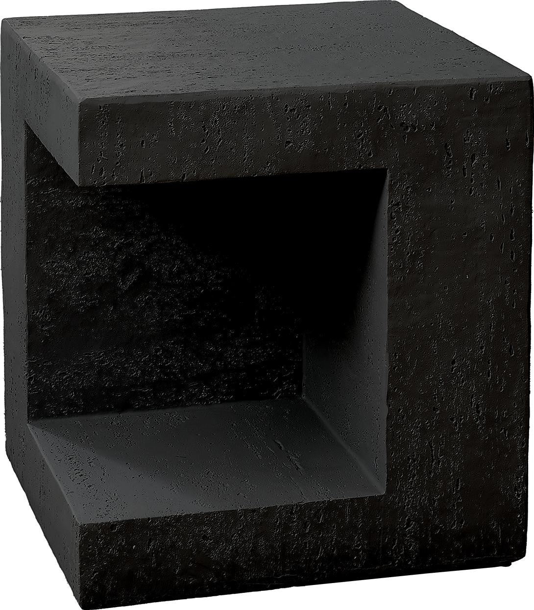 Table d'appoint cubique noire Jupiter en oxyde de magnésium avec découpe intégrée, finition effet béton.