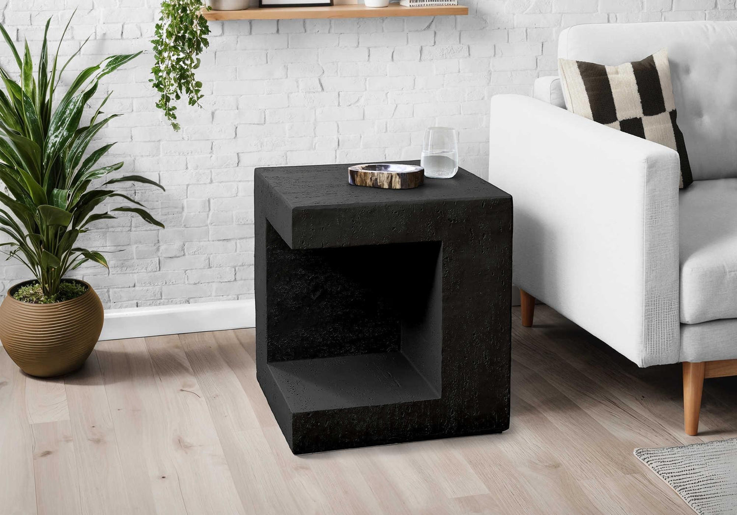 TOCO Meubles Table d'appoint Jupiter noire effet béton, design cubique avec découpe pour rangement.