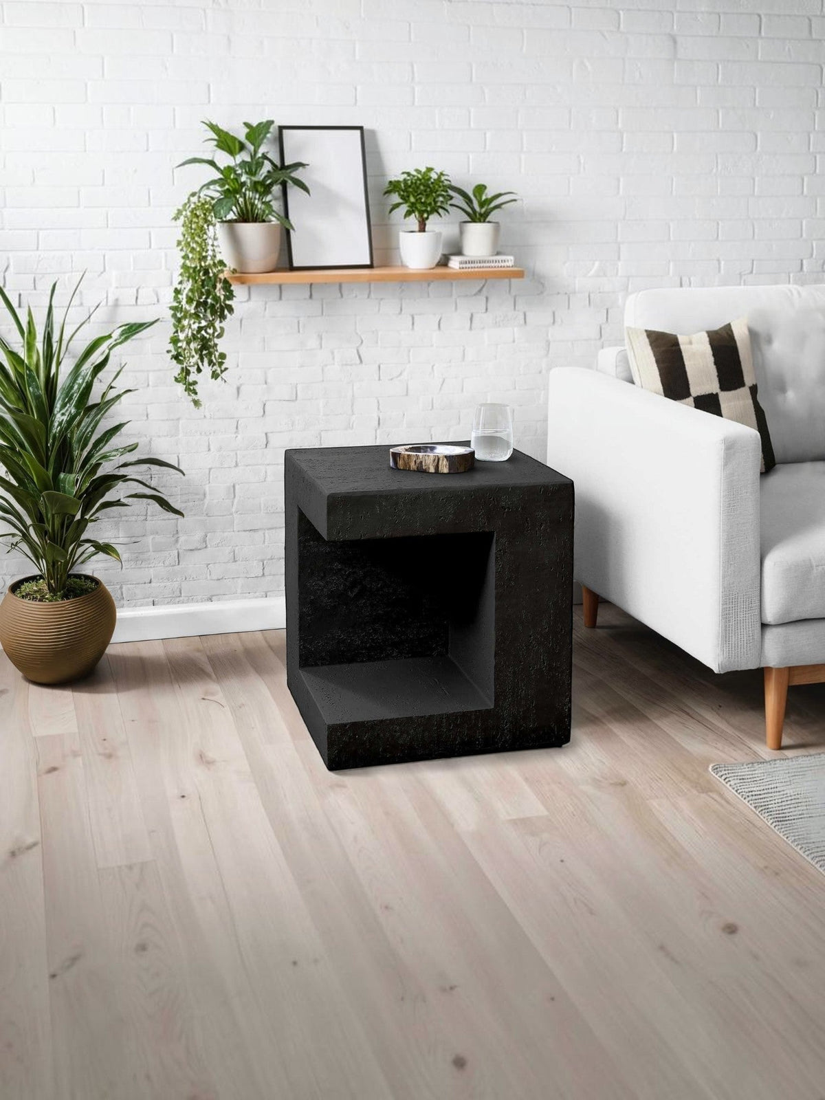TOCO Meubles Table d'appoint Jupiter noire effet béton, design cubique avec découpe pour rangement.