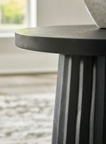 Table d'appoint ronde noire en bois massif TOCO Meubles avec base cannelée sculpturale.