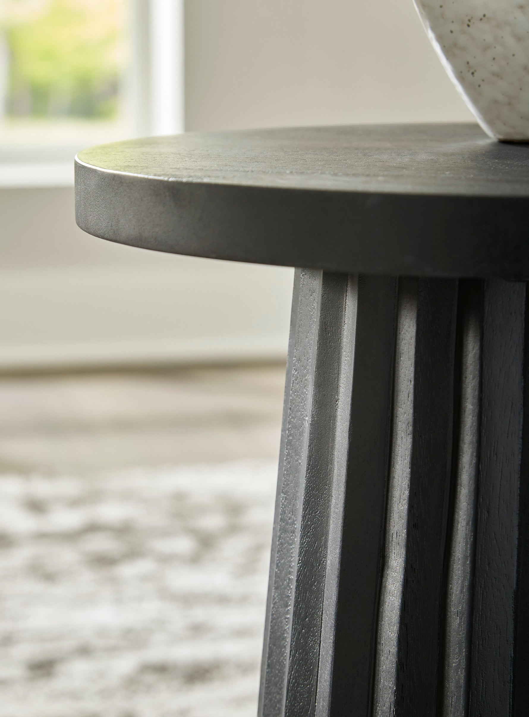 Table d'appoint ronde noire en bois massif TOCO Meubles avec base cannelée sculpturale.