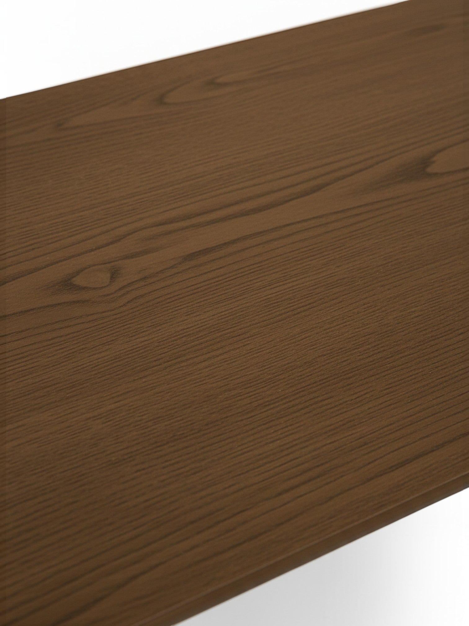 Gros plan sur le plateau en bois brun de la table de salle à manger rectangulaire Diane par TOCO Meubles