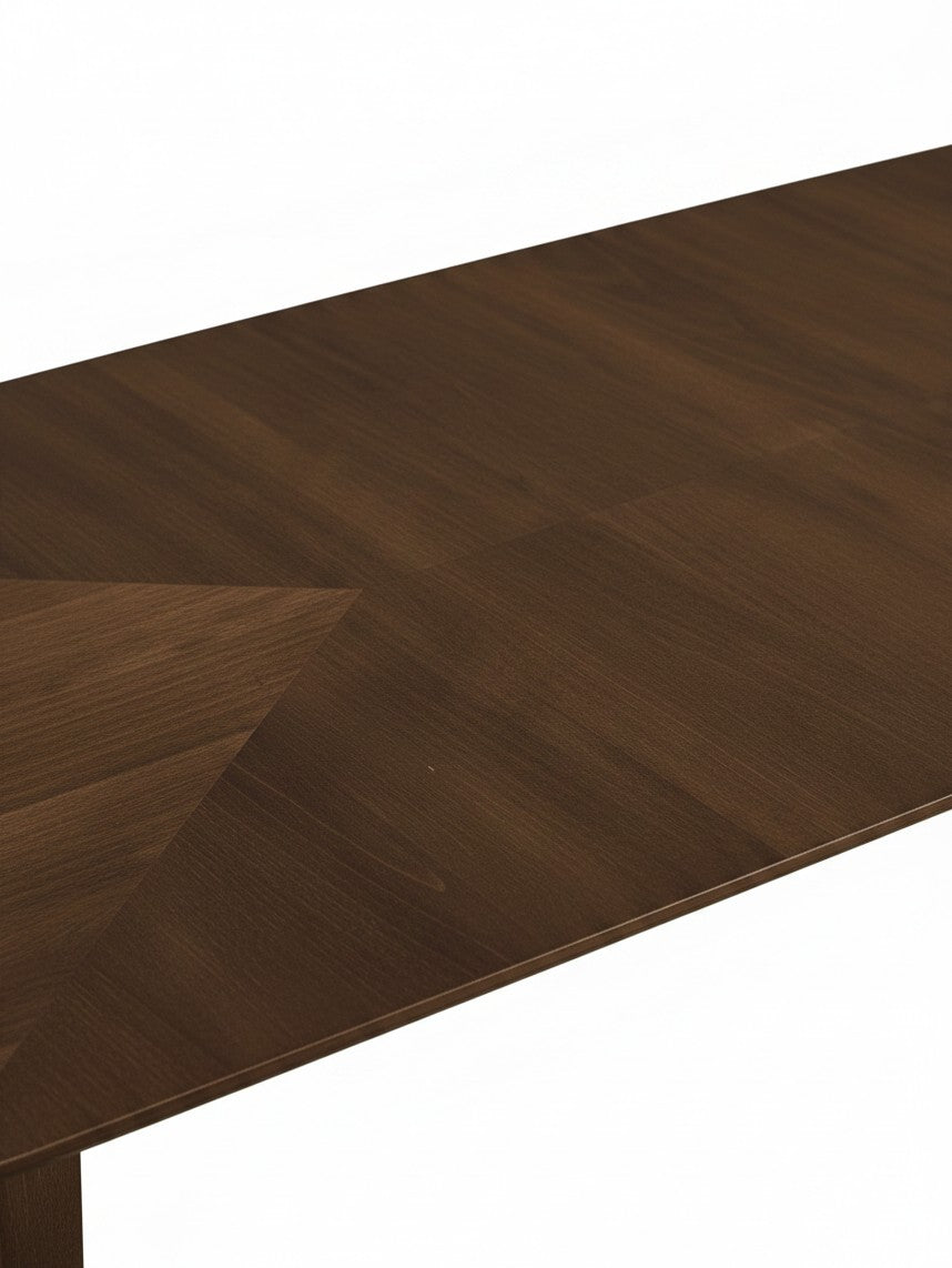 Gros plan sur le plateau en placage de noyer brun foncé de la table Diane par TOCO Meubles au design mid-century.