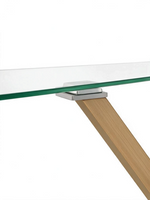 Détail de la table de salle à manger Elena par TOCO Meubles montrant le plateau en verre trempé et support en métal