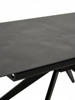 Gros plan sur le plateau en céramique gris anthracite de la table de salle à manger extensible Julia par TOCO Meubles