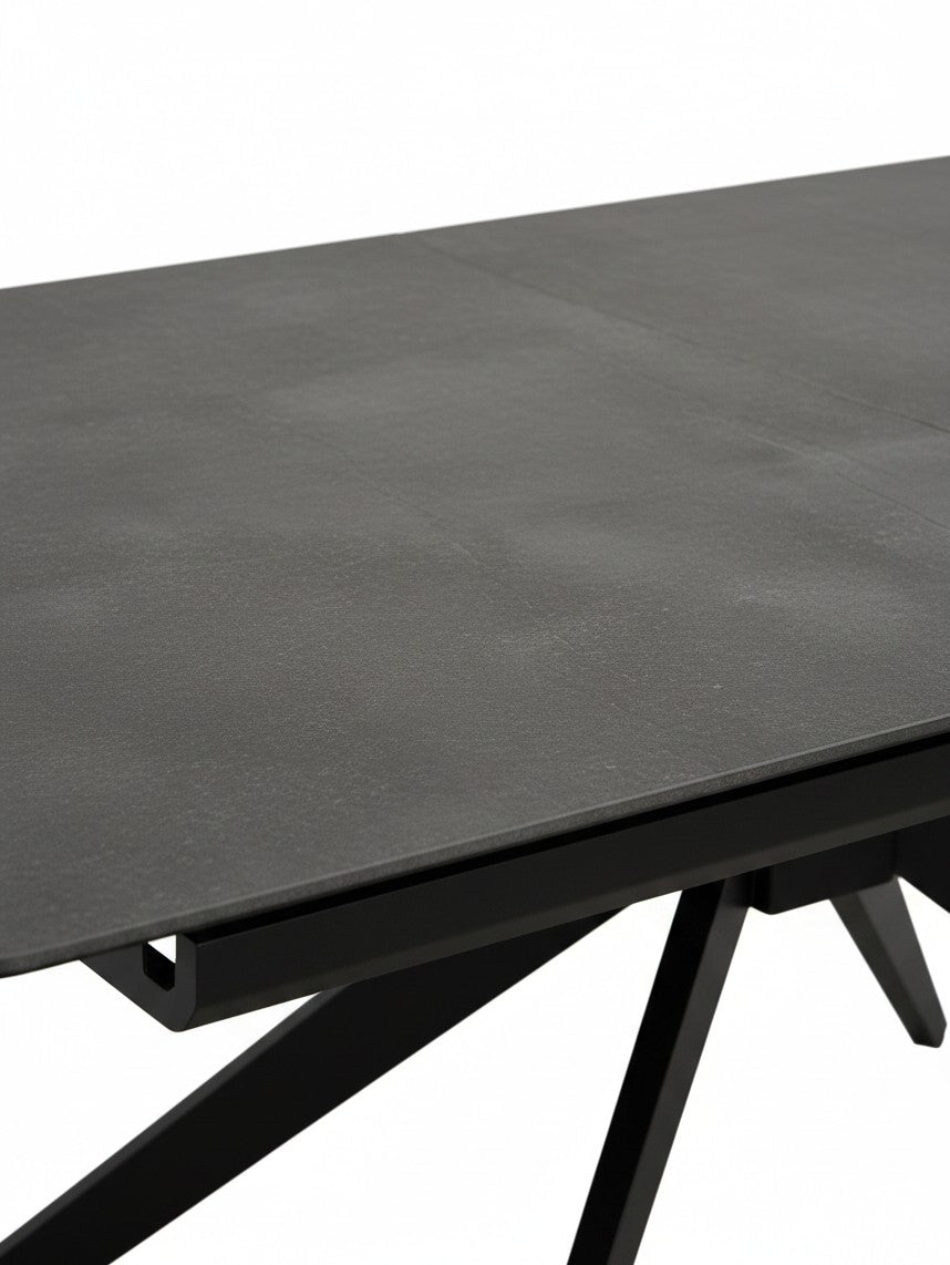 Gros plan sur le plateau en céramique gris anthracite de la table de salle à manger extensible Julia par TOCO Meubles