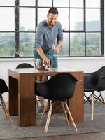 Table extensible TOCO Meubles en noyer américain, format console compacte avec chaises noires modernes