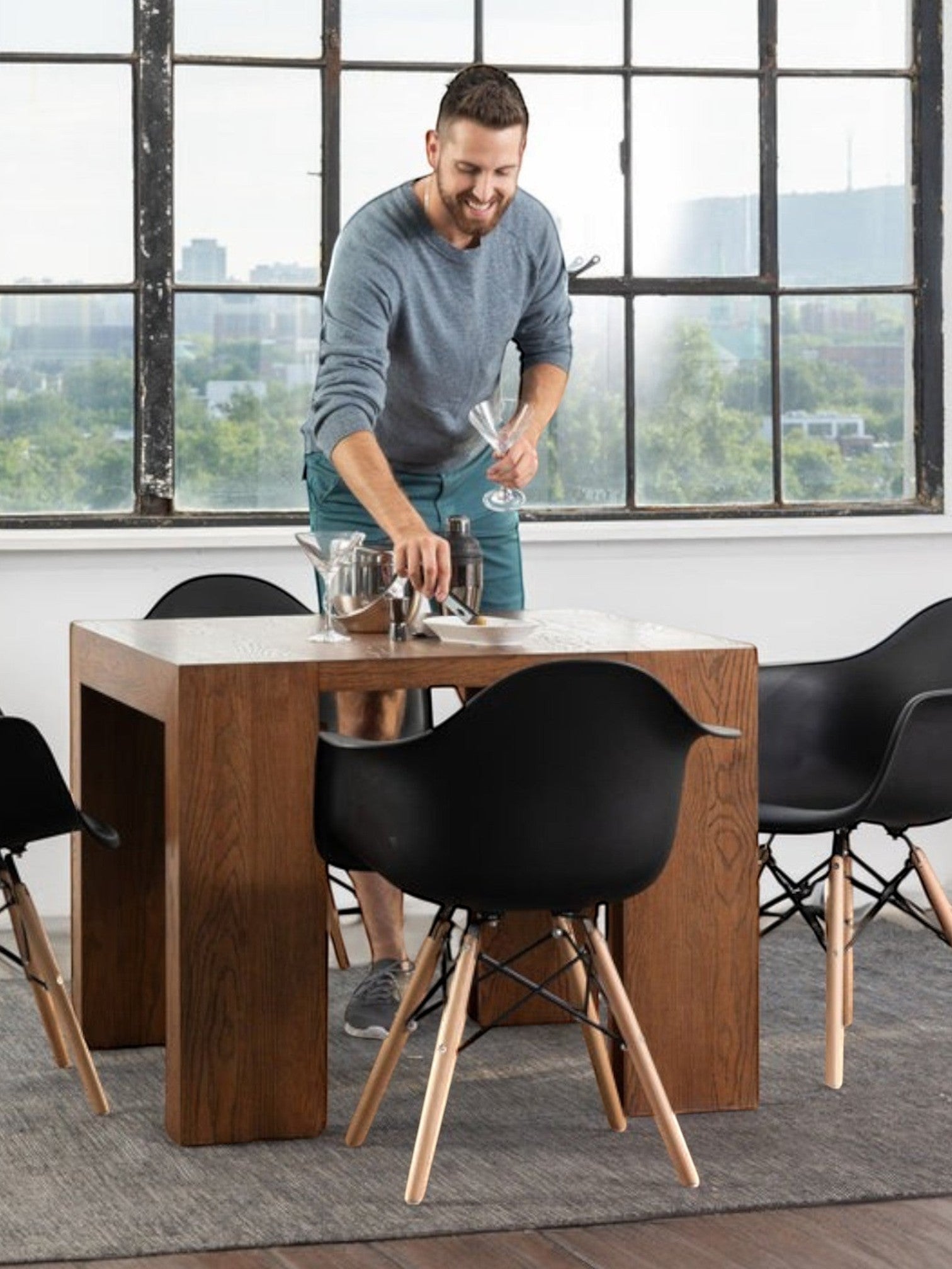 Table extensible TOCO Meubles en noyer américain, format console compacte avec chaises noires modernes