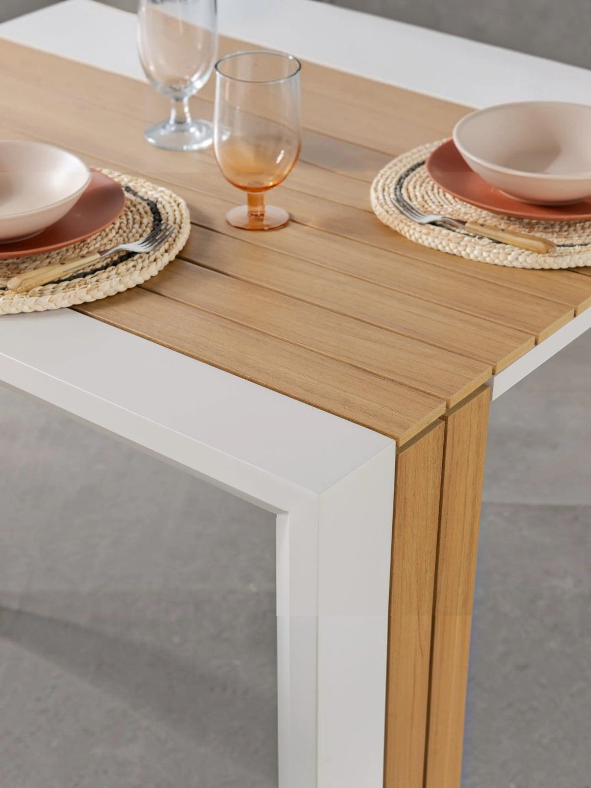 Table à manger d'extérieur Transformer TOCO Meubles en bois clair et cadre blanc moderne pour terrasse