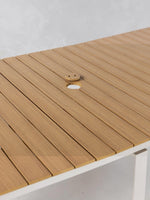 Table à manger d'extérieur extensible TOCO Meubles en bois clair avec trou pour parasol et structure blanche