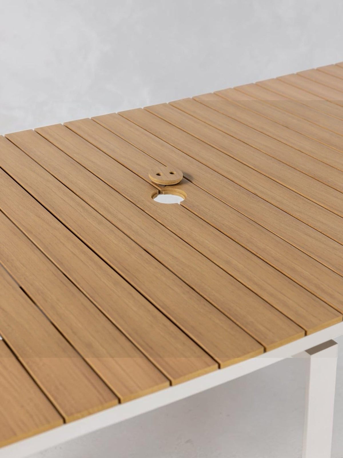 Table à manger d'extérieur extensible TOCO Meubles en bois clair avec trou pour parasol et structure blanche