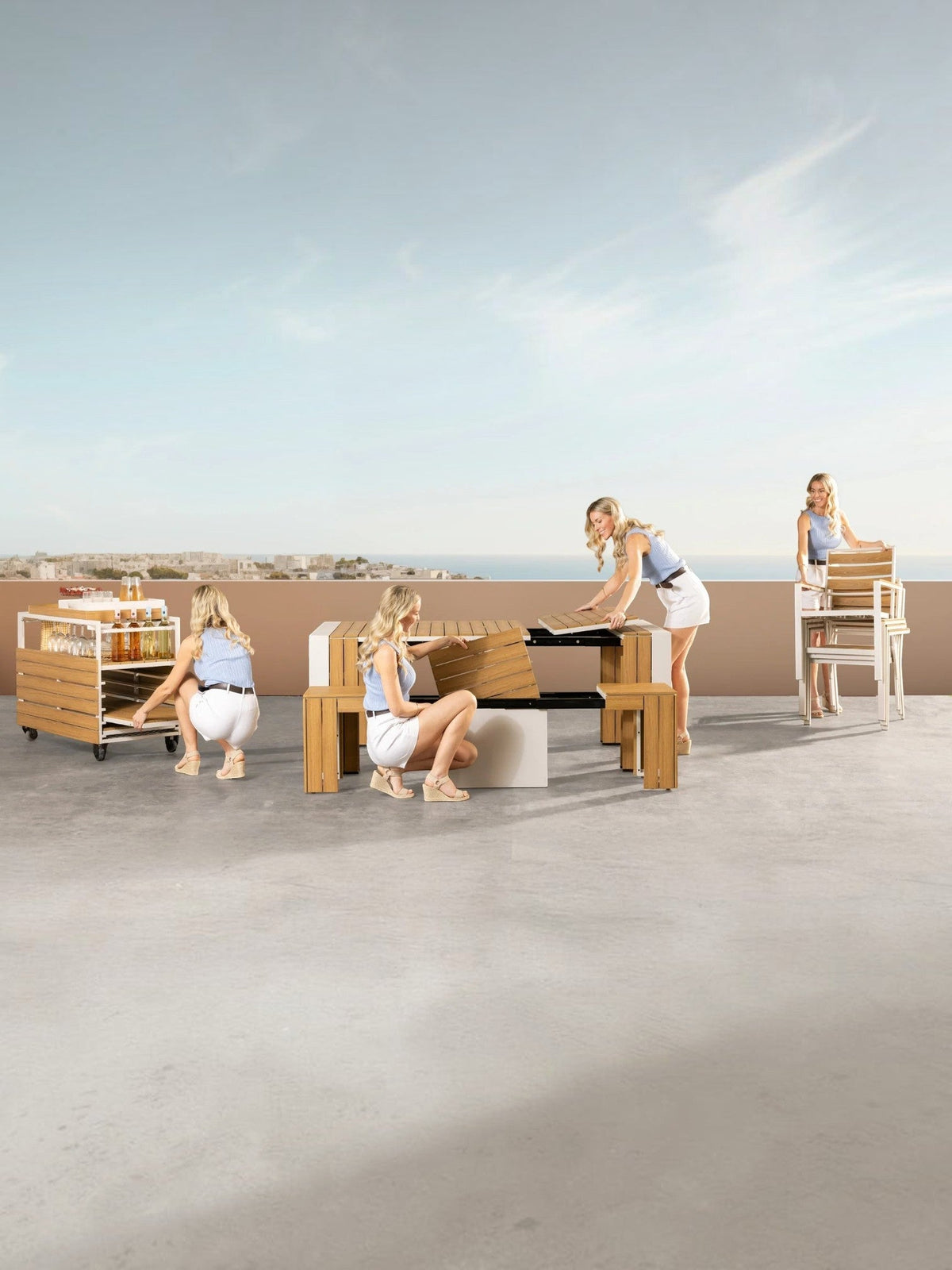 Table à manger d'extérieur extensible TOCO Meubles en bois clair avec bancs et desserte sur une terrasse ensoleillée