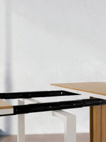 Mécanisme extensible de la table à manger d'extérieur Transformer TOCO Meubles avec cadre blanc et finition bois