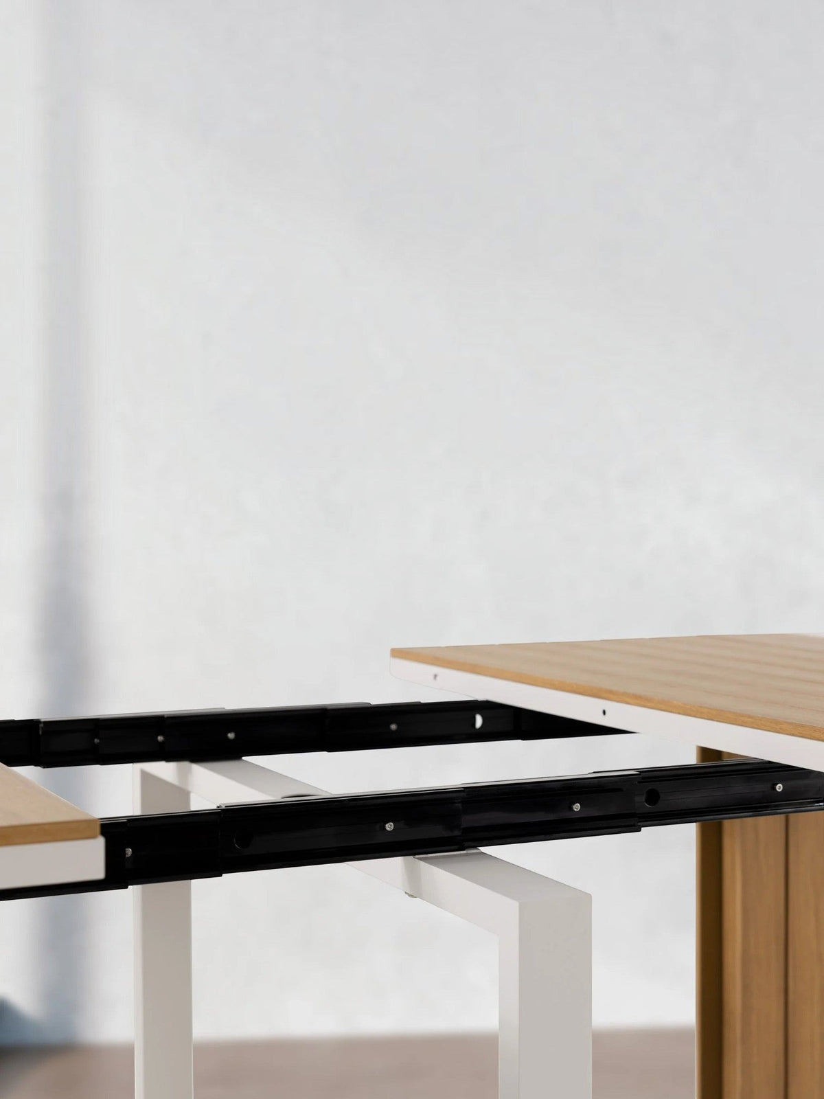 Mécanisme extensible de la table à manger d'extérieur Transformer TOCO Meubles avec cadre blanc et finition bois