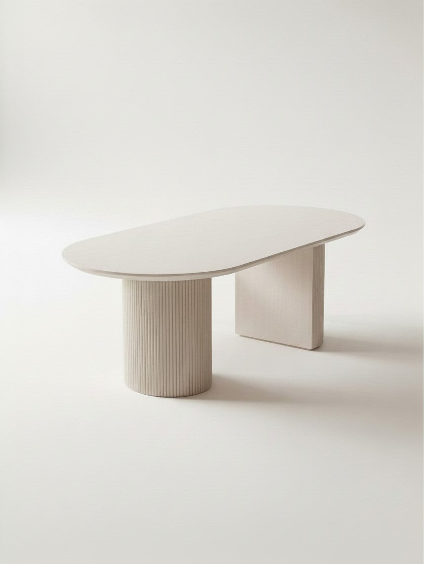 Table de cuisine TOCO Meubles Kamilia ovale beige avec pieds cannelés au design sculptural et contemporain