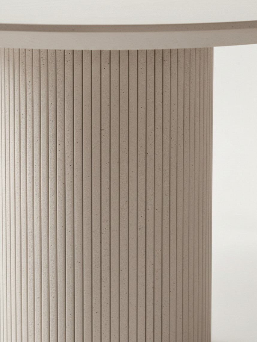 Pied central cannelé beige de la table de cuisine Kamilia par TOCO Meubles au design sculptural et contemporain