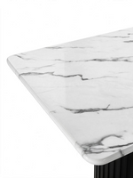 Gros plan sur le plateau en stratifié blanc imitation marbre de la table de salle à manger Karmen par TOCO Meubles