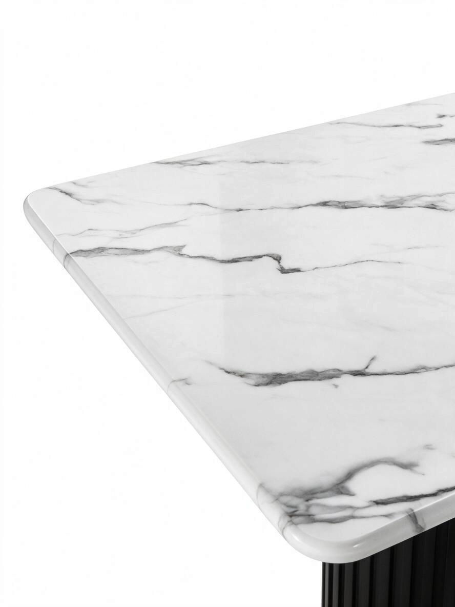 Gros plan sur le plateau en stratifié blanc imitation marbre de la table de salle à manger Karmen par TOCO Meubles
