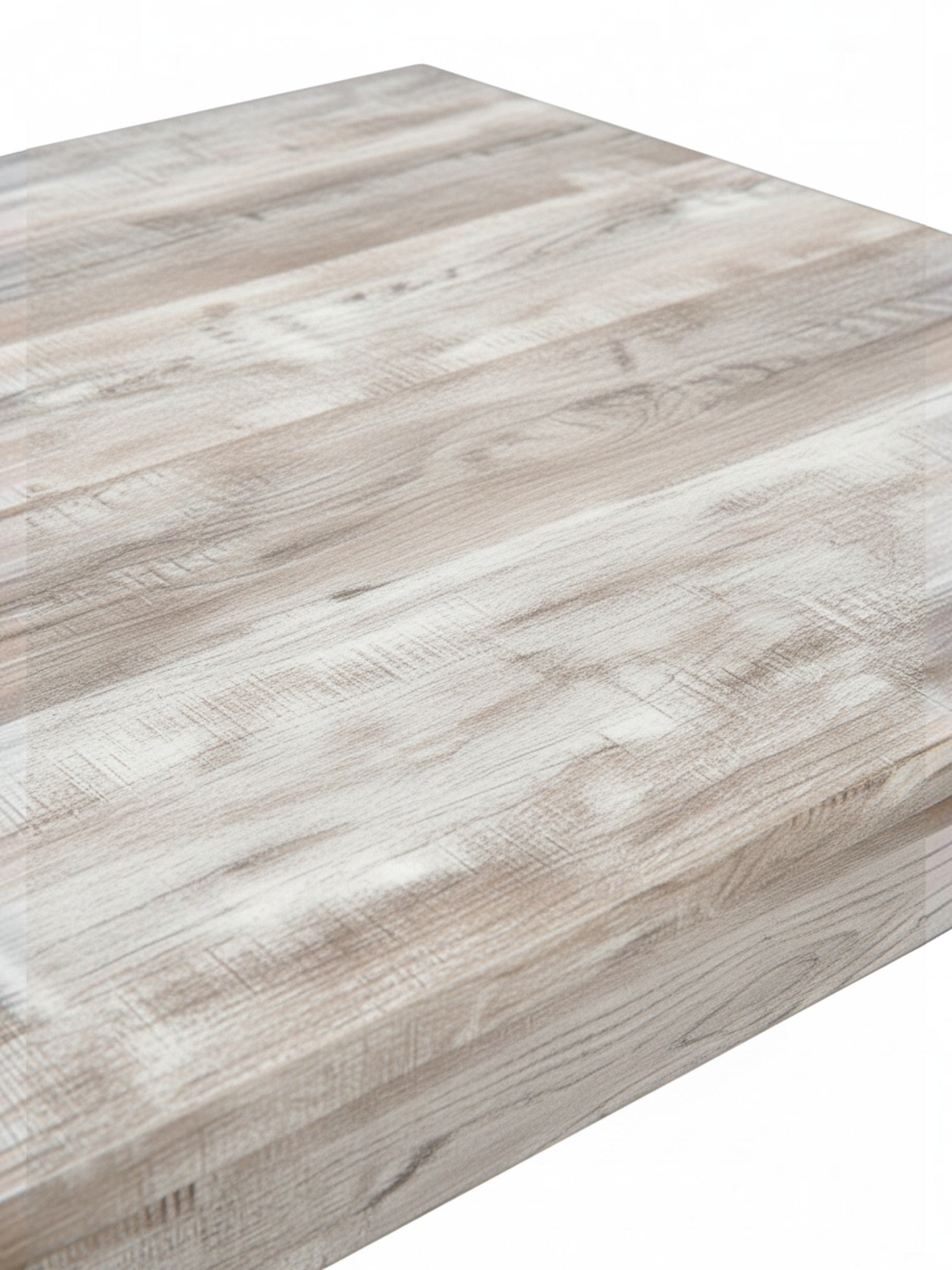 Gros plan sur le plateau de la table de salle à manger TOCO Meubles Lennox en simili bois taupe effet bois récupéré