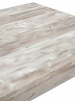 Gros plan sur le plateau de la table de salle à manger TOCO Meubles Lennox en simili bois taupe effet bois récupéré
