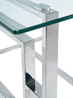 Détail de la structure en acier inoxydable poli et plateau en verre de la table Leros par TOCO Meubles