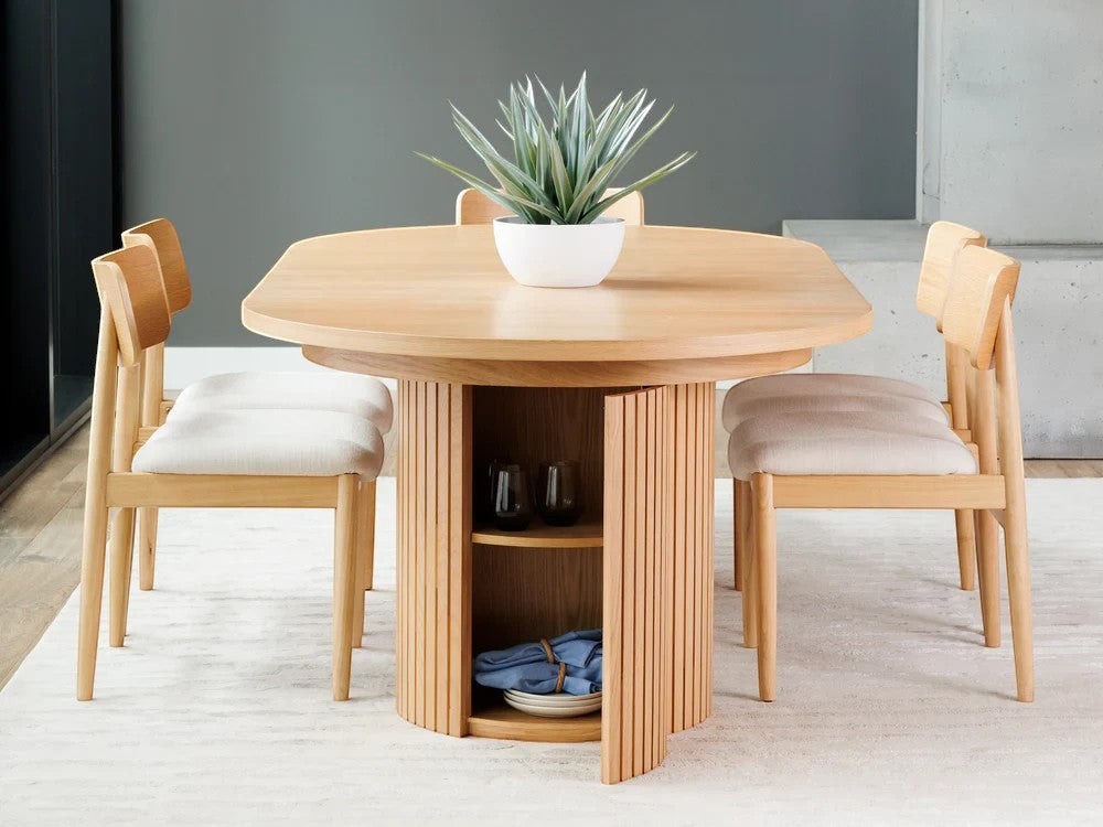 Table à manger extensible TOCO Meubles en chêne scandinave, design moderne avec pieds cannelés et rangement intégré.
