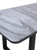 Table de salle à manger TOCO Meubles Avino avec dessus en verre effet marbre et pieds en métal noir mat