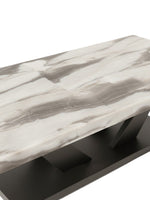 Table basse Neyo de TOCO Meubles avec plateau en marbre blanc veiné gris et base géométrique en métal noir